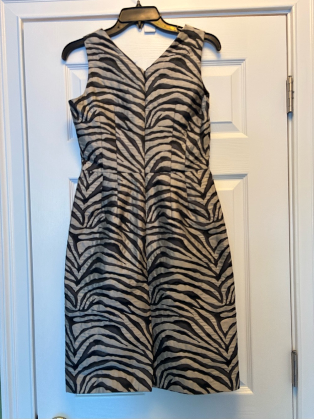 Sleeveless Banana Republic Black and Beige Zebra Print Cocktail Dress Size 2 EUC